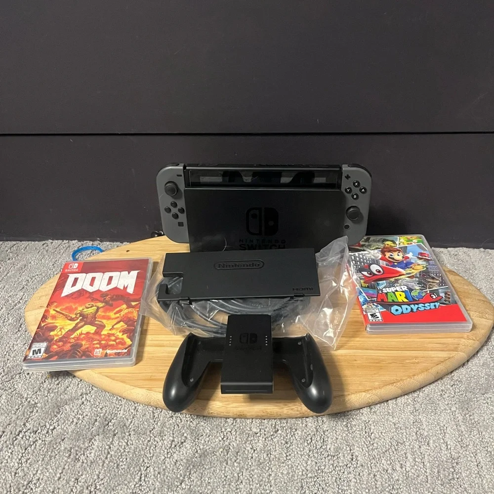 WORKING Nintendo Switch Console Bundle in Gray with DOOM & Super Mario Odyssey
